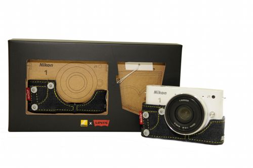 청바지 입은 니콘 카메라