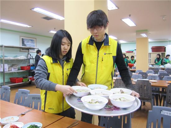 강동구 청소년들의 따뜻한 점심 대접 '감동'