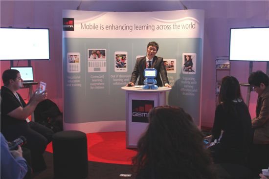 KT는 지난 25일(현지시각)부터 이틀동안 영국 런던에서 개최되고 있는 교육 컨퍼런스 ‘Learning Without Frontiers 2012’에서 스마트 로봇 ‘키봇2’를 선보였다. 사진은 KT 직원이 관람객들에게 키봇2를 설명하고 있는 모습.