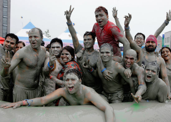 보령머드축제가 올해 7월14일부터 24일까지 대천해수욕장 등지에서 열린다. 사진은 지난해 축제에 참가한 외국인들의 흥겨운 모습.