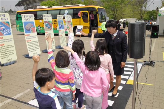 현대차는 오는 27일부터 29일까지 코엑스에서 어린이 안전짱 체험 박람회를 개최한다. 사진은 어린이들이 교통안전 프로그램을 체험하고 있는 모습.
