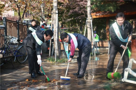 박겸수 강북구청장과 구청 직원들이 청결강북 대청소의 날을 맞아 거리 청소를 하고 있다.