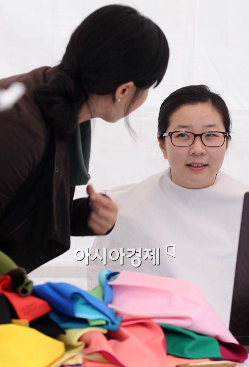 [포토] 면접 스타일링 상담 받아요