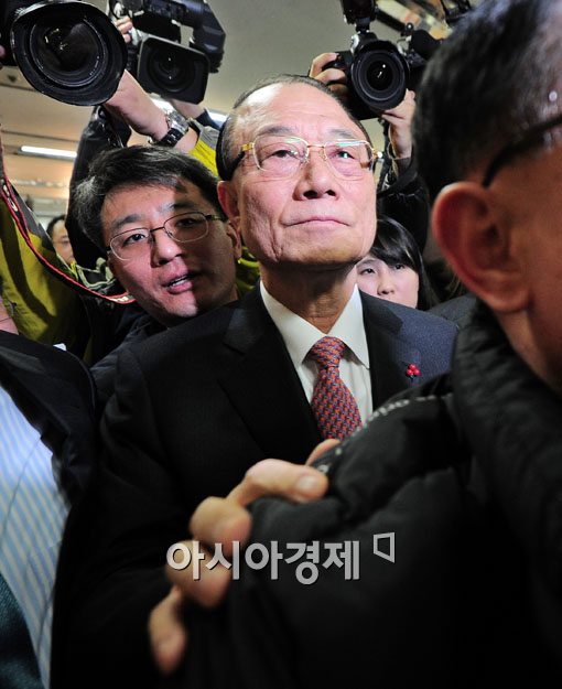 [포토] 최시중 "모든 의혹들은 기자들 상상력이 풍부하니 알아서 해라"