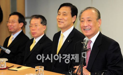 [포토] 기분좋은 김승유 하나금융 회장