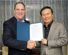  김영찬 골프존 대표(오른쪽)와 마틴 하나카 골프스미스 회장이 공동성명서를 채택한 뒤 기념촬영을 하고 있다.