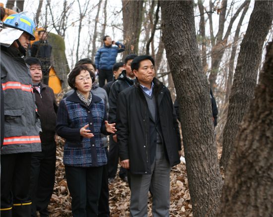신연희 강남구청장, 구룡마을 화재 현장 방문 