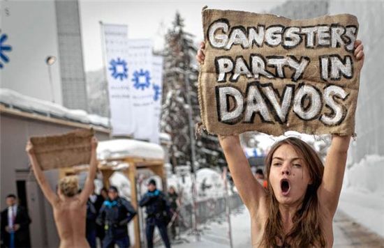 다보스 포럼에서 누드 시위대 여성이 다보스포럼은 갱스터들의 잔치라며 시위를 벌이고 있다.