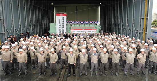 STX엔진이 지난 19일 경남 창원의 공장에서 임직원들이 참석한 가운데 디젤엔진 플랜트용 발전기 900MW 출하 완료 기념 행사를 열고 있다.
