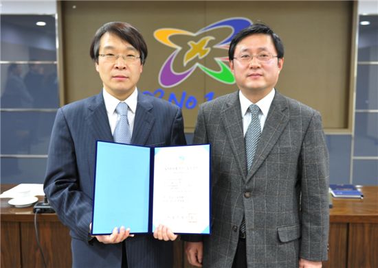 김성환 노원구청장(오른쪽)이 일자리 창출 우수기업 관계자에게 표창장을 주고 격려했다.