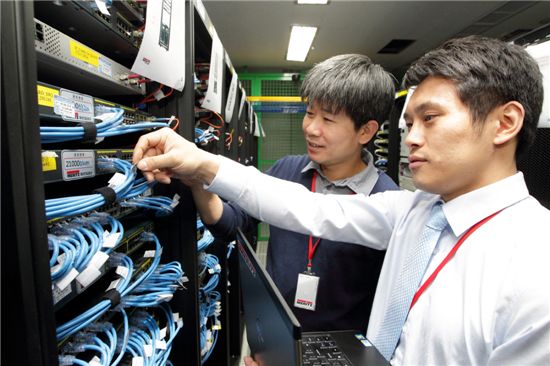 메리츠금융정보 직원들이 서울시 양천구 KT 목동 ICC 내부 메리츠금융그룹 통합데이터센터에서 IT 장비를 점검하고 있는 모습. 