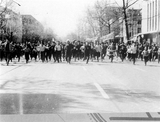 1960년 4.19의거 장면. 일제시대 갑부였던 백낙승은 이승만 정권이 붕괴되기 직전 최후를 맞이했다.<출처: 국가기록원>