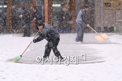 [포토] 눈을 쓸자