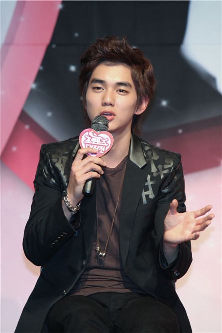 Actor Yoo Seung-ho talks to reporters at the press conference for upcoming TV series "Operation Love" (translated title) held in Seoul, South Korea on January 31, 2012. [TV Chosun]
