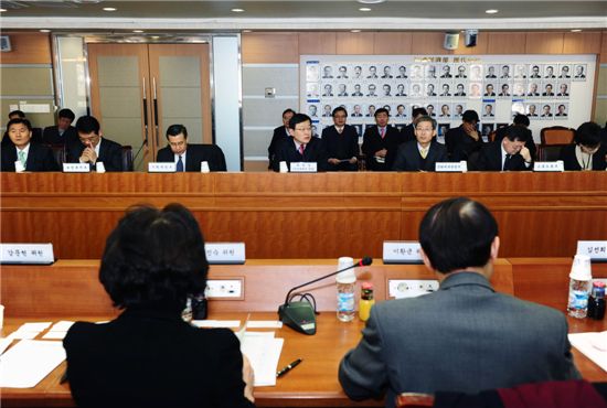 [포토]경자구역위원회 회의 주재하는 홍석우 장관