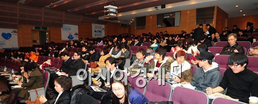 지난 2월1일 아시아경제신문 주최로 열린 '고졸콘서트'에서 참석한 학생들과 패널들이 진지한 토론을 벌이고 있다.