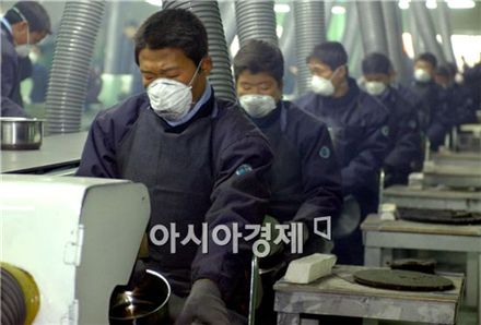 개성공단 내 한 공장에서 북한 근로자들이 일하고 있는 모습. 사진=아시아경제DB