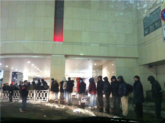 1일 저녁 8시께 서울 영등포역 입구 오른편에 역사내 노숙인들 30여명이 밖에 나와 쉼터로 가는 봉고차를 기다리고 있는 모습