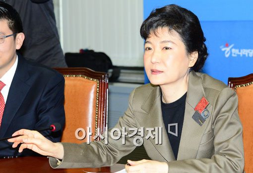 [포토] 마이크 내리는 박근혜 위원장