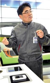 LS전선 김영선 수석연구원이 LS타워 1층에 마련된 체험센터에서 LED스탠드와 TV를 이용한 자기공명 무선전력 전송 시스템과 아이폰4S·아이패드를 통한 자기장 유도 방식 무선충전을 시연하고 있다.
<BYELINE>[사진:이코노믹리뷰 박지현 기자]