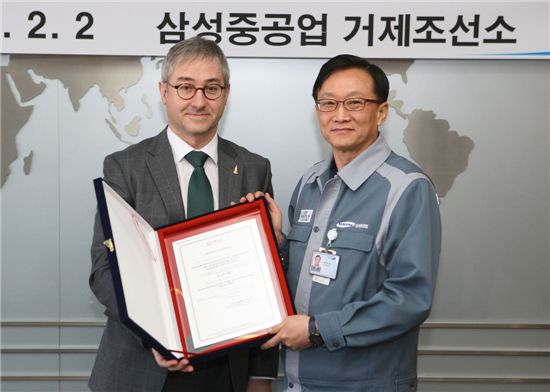 박대영 삼성중공업 조선소장(부사장, 오른쪽)과 루이스 베니토 로이드 한국 지사장이 ISO 50001 인증서를 들어 보이고 있다.

