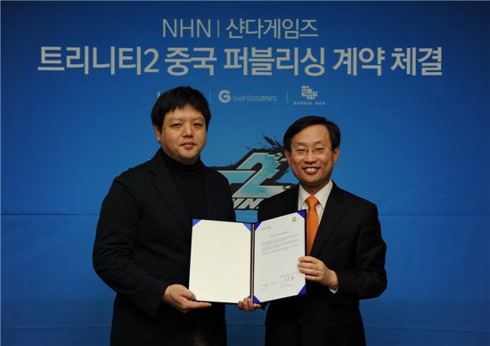 2일 김상헌 NHN 대표(오른쪽)와 전동해 샨다게임즈 부사장이 '트리니티2' 중국 퍼블리싱 계약을 체결하고 있다.