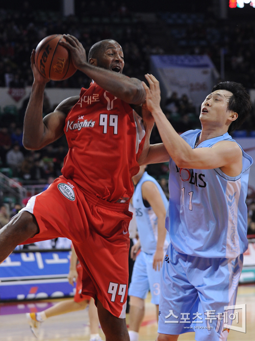 [포토] 맥카스킬 '내 공을 넘보지 말라고!'