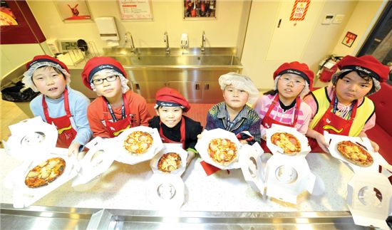 미스터 피자에서 피자만들기 체험을 한 어린이들이 환하게 웃고 있다.
