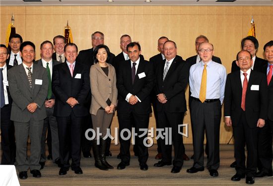 [포토]최은영 회장, 해외법인 현지인 매니저와 전략회의