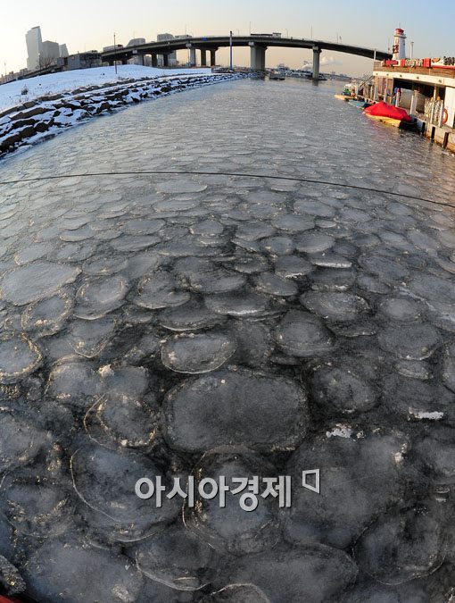 [포토] 얼음이 둥둥 떠다니는 한강