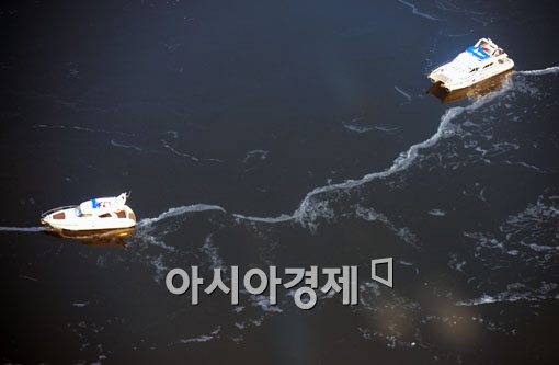 [포토] 얼음에 갇힌 보트