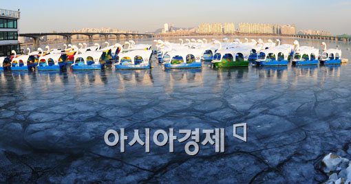 [포토] 얼음 덩어리에 갇힌 한강 명물