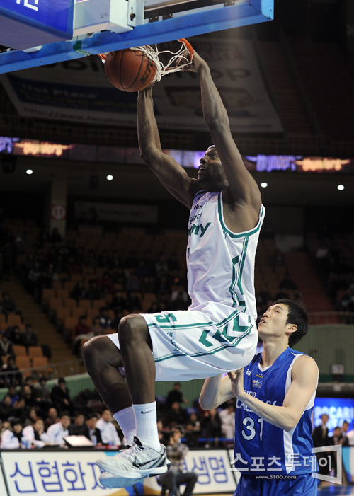 [포토] 로드 벤슨 '첫 득점은 시원한 덩크로~'