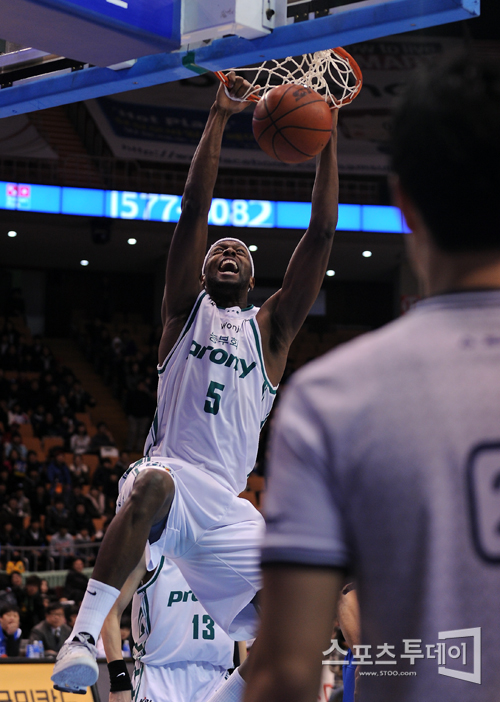 [포토] 로드 벤슨 '파워풀 덩크 작렬!'