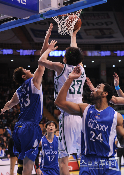 [포토] 김주성 '둘러싸여도 문제없어~'