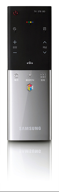 삼성전자가 5일 공개한 새 스마트TV 리모콘인 스마트터치 리모콘. 