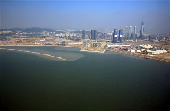 바다쪽에서 바라 본 인천 송도국제도시. 