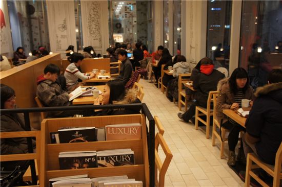 ▲5일 중구 수하동에 위치한 카페 아티제 센터점은 저녁 늦은 시간까지 매장을 찾은 고객들로 북적였다. 호텔신라가 철수한다는 소식이 알려지자 오히려 고객이 50%가량 더 증가했다. 