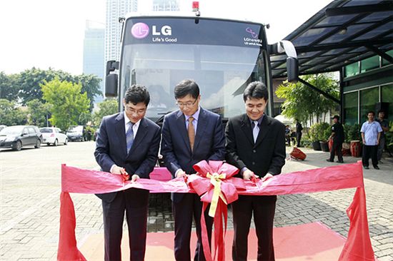 LG전자, 印尼서 '찾아가는 버스 서비스'