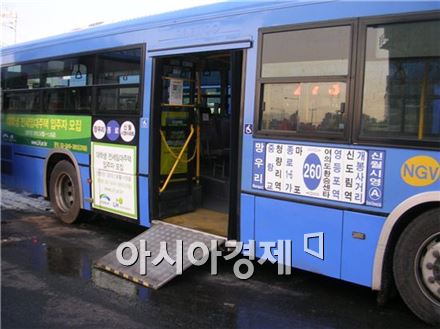 ▲현재 서울 시내에서 운행하고 있는 대형 저상버스