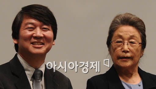 [포토] 미소짓는 안철수-박영숙