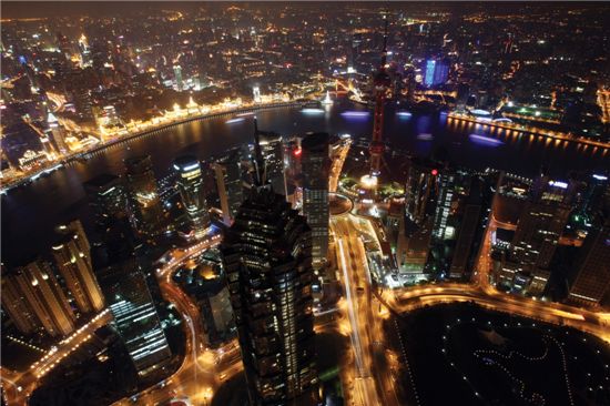 눈부신 경제적 성장에 중국의 경제수도로 불리곤 하는 ‘상하이’의 화려한 야경.[사진:연합]