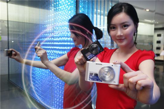 삼성, 밝은 렌즈 장착한 콤팩트 카메라 'ST77' 출시