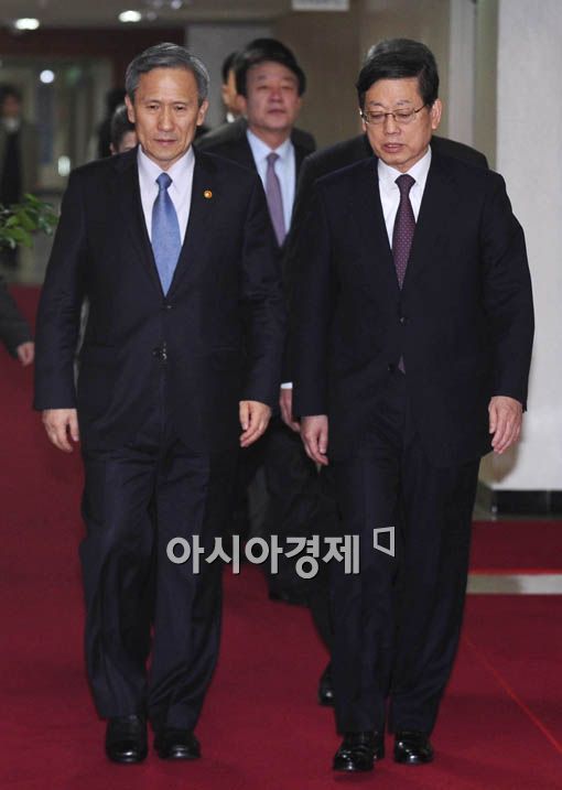 [포토] 국무회의 참석하는 김황식-김관진