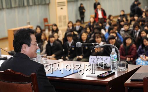 [포토] 학생들 만난 권혁세 금감원장