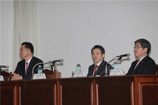 금융토크를 진행중인 권혁세 금감원장(가운데)과 권점주 신한생명 사장(왼쪽), 이해용 산업은행 부장(오른쪽)