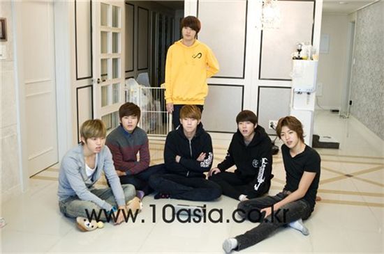 INFINITE members (from left to right) Dong-woo, Hoya, Sung-jong, Sung-kyu, Woo-hyun and Sung-yeol on the set of KBS' "Saturday Freedom." [Chae Ki-won/10Asia]