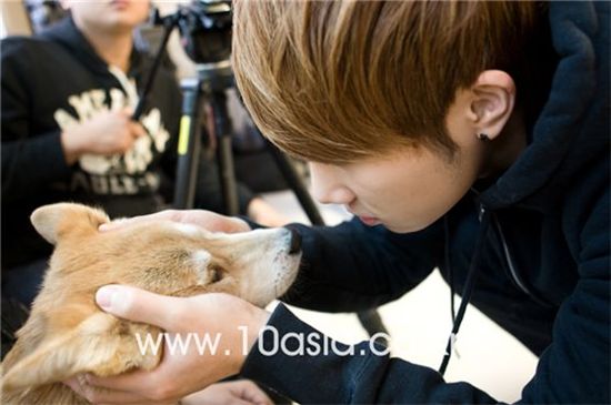 INFINITE member Sung-kyu kisses his dog on the set of KBS' "Saturday Freedom." [Chae Ki-won/10Asia]