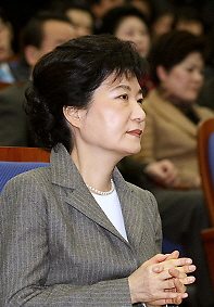 7일 열리 의원총회에서 박근혜 비대위원장이 두 손을 모아 의원들의 의견을 듣고 있다