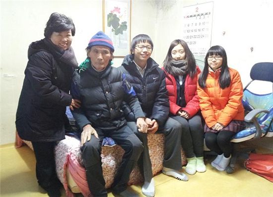 김 할아버지 댁을 찾은 신월중학교 학생들